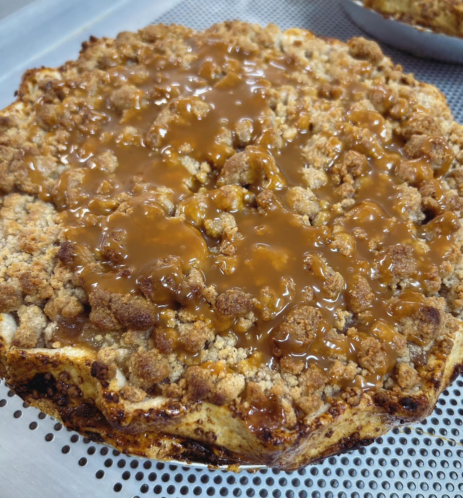 Apple caramel crumble pie